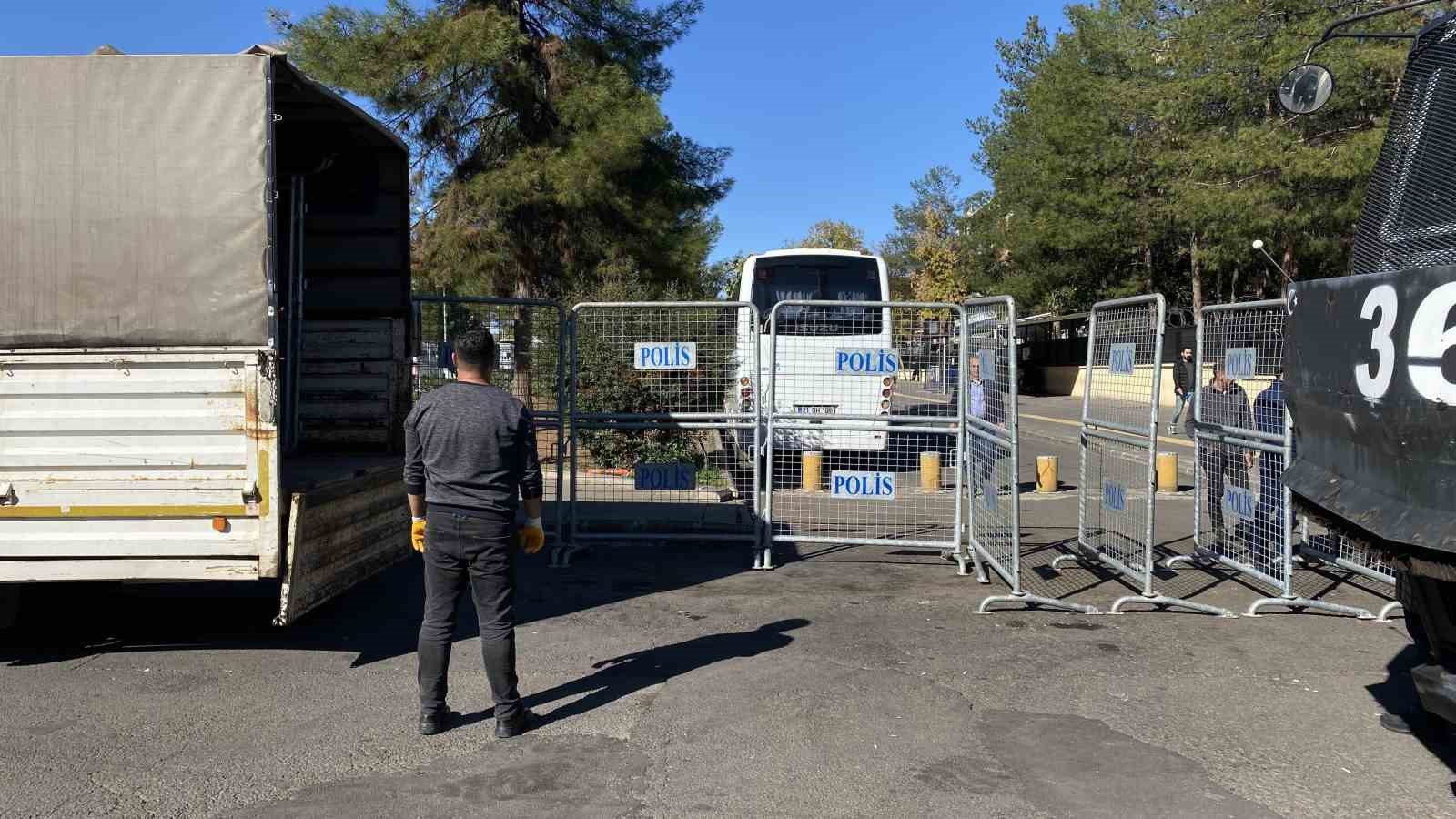 Narin Güran davası öncesi adliye çevresine bariyerler yerleştirildi
