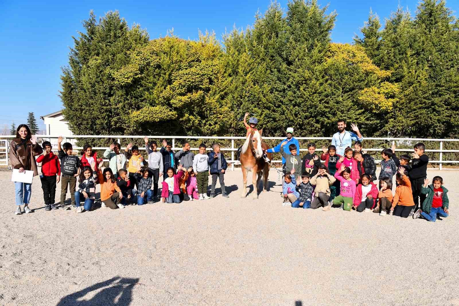 Patili dostlar ile tanışıp ata binmenin keyfini yaşadılar
