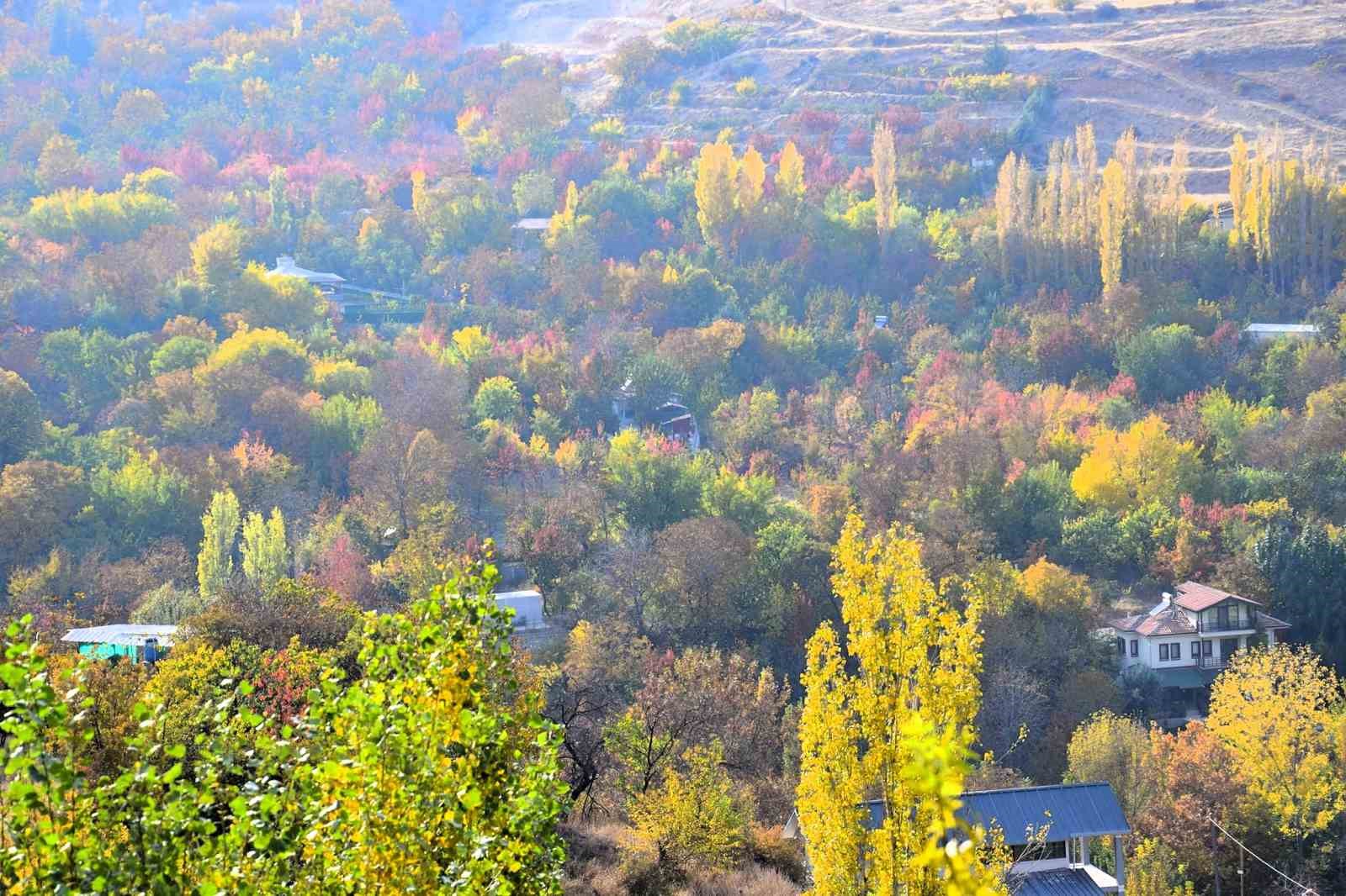 Yeşilyurt’un sonbahar renk cümbüşü, fotoğrafçılara ilham veriyor
