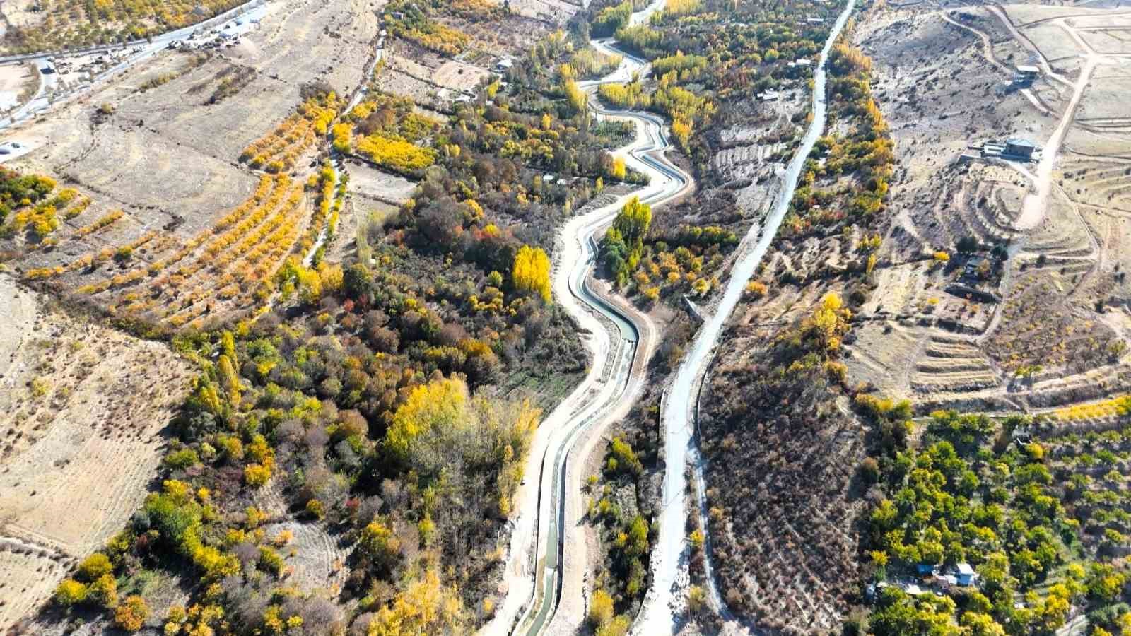 Yeşilyurt’un sonbahar renk cümbüşü, fotoğrafçılara ilham veriyor
