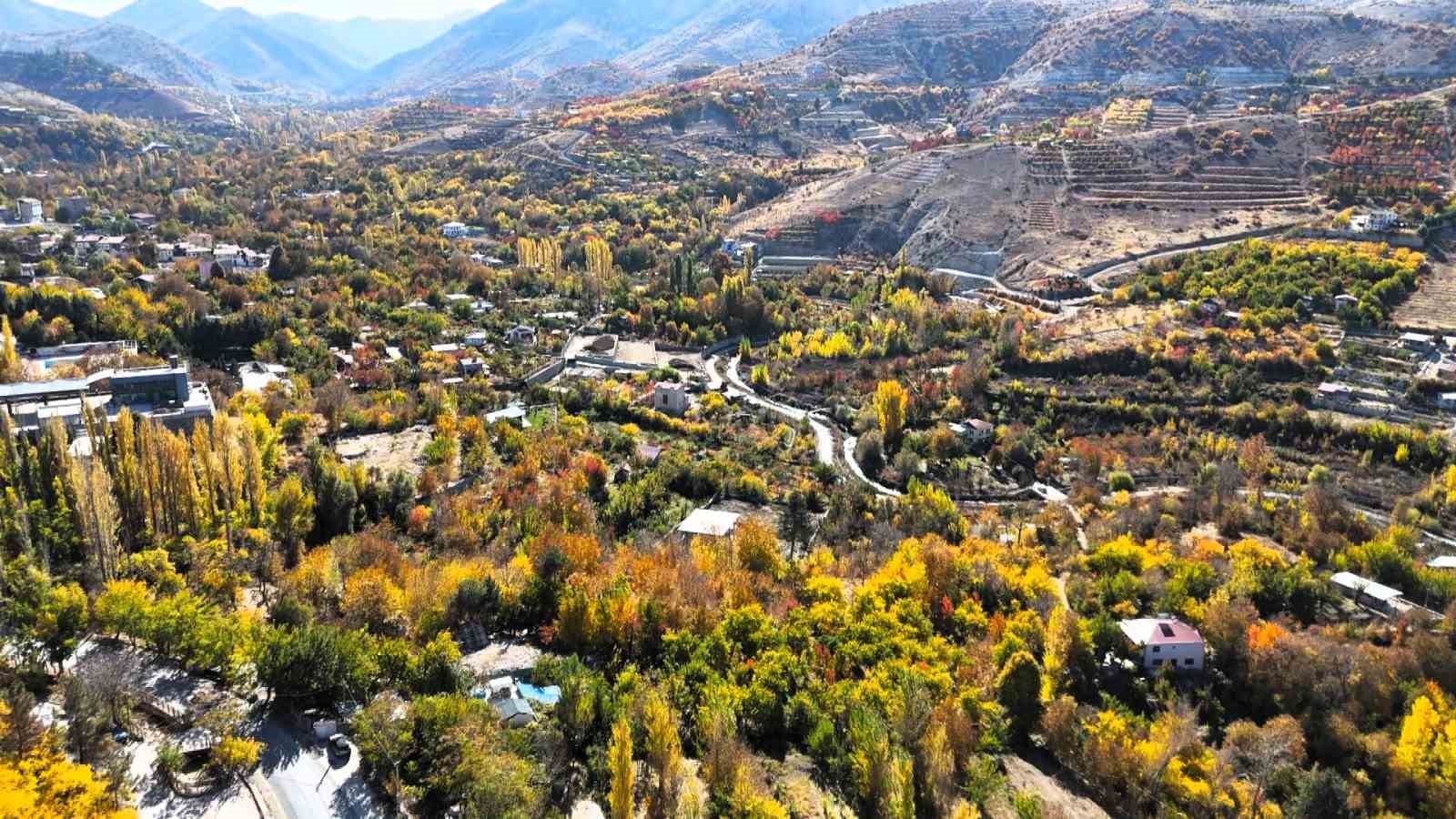 Yeşilyurt’un sonbahar renk cümbüşü, fotoğrafçılara ilham veriyor
