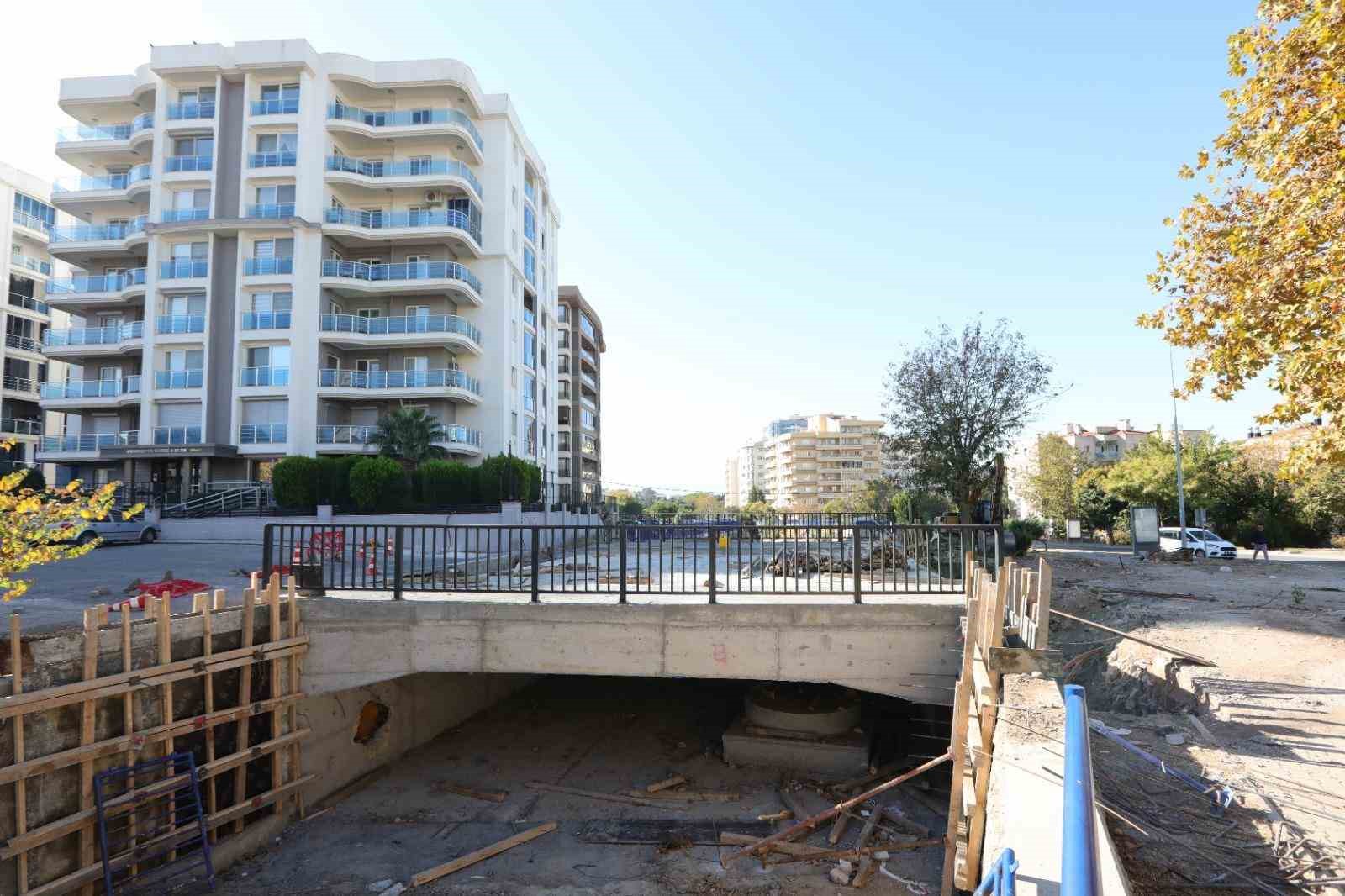 Bayraklı’da yol ve köprü yenileme çalışmaları sürüyor
