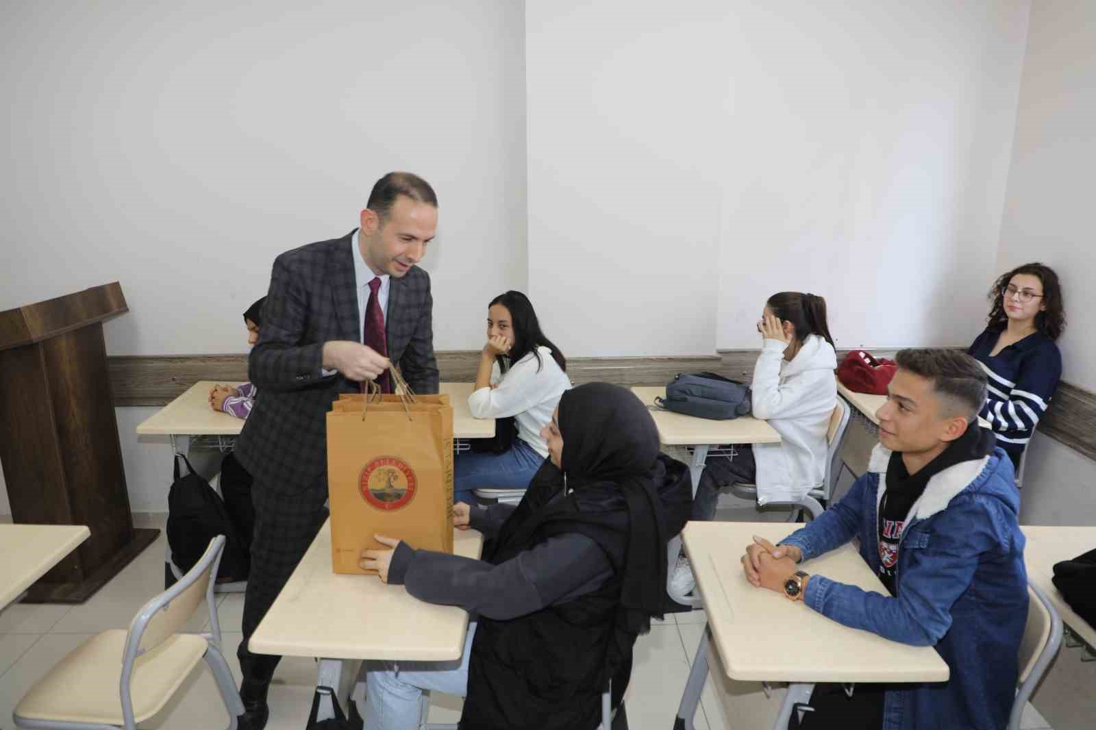 Nizip Belediyesi’nden üniversite öğrencilerine kitap desteği
