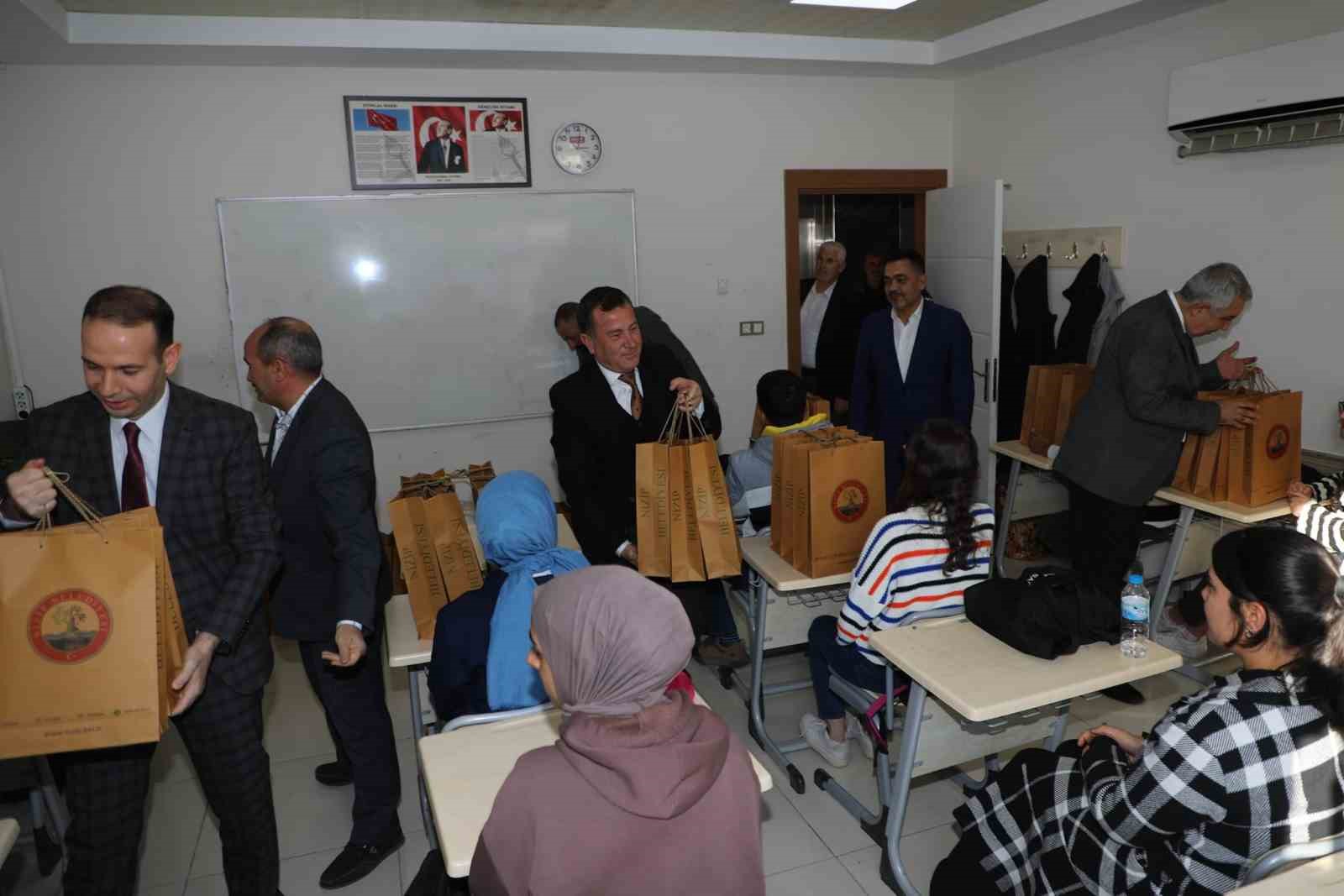 Nizip Belediyesi’nden üniversite öğrencilerine kitap desteği
