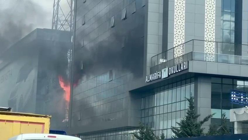 Bahçelievler’de bir özel okulda bilinmeyen bir nedenle yangın çıktı. Olay yerine çok sayıda itfaiye ekibi sevk edildi.
