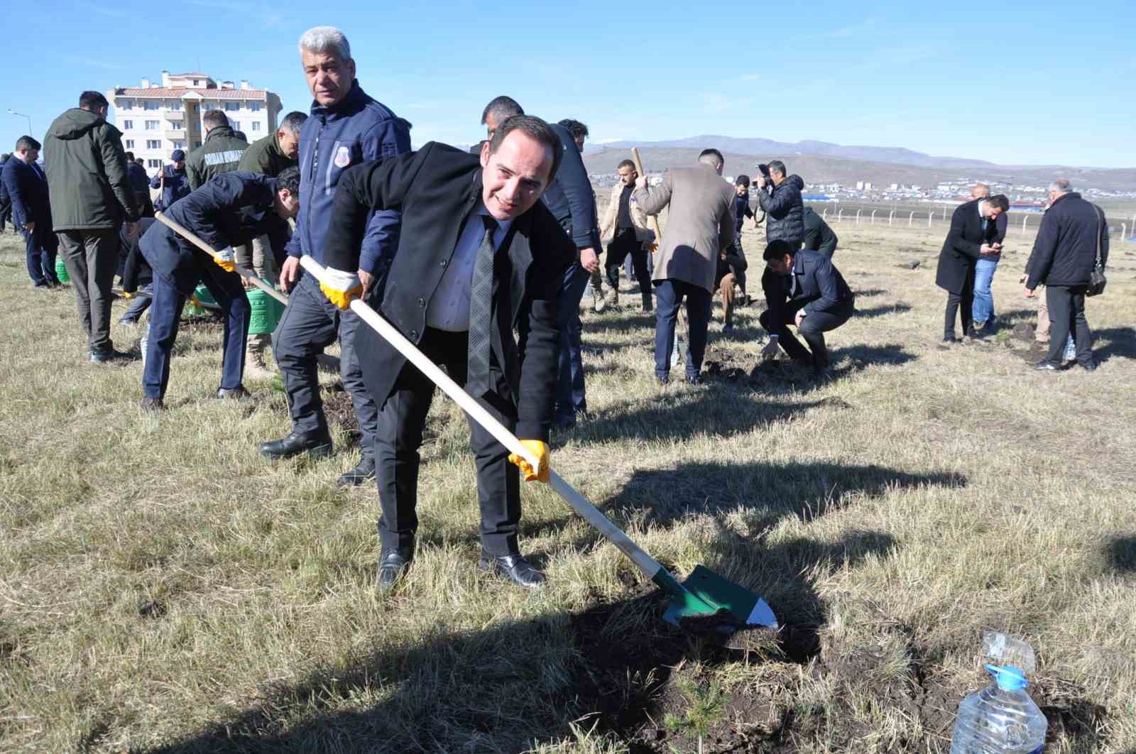 Kars’ta fidanlar toprakla buluştu
