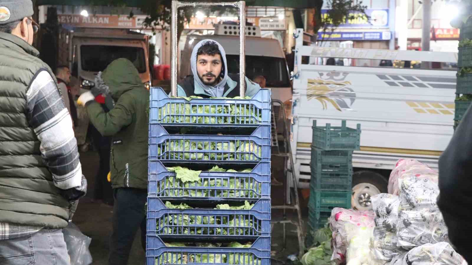 Hal esnafını şafak vaktinde dinlendi
