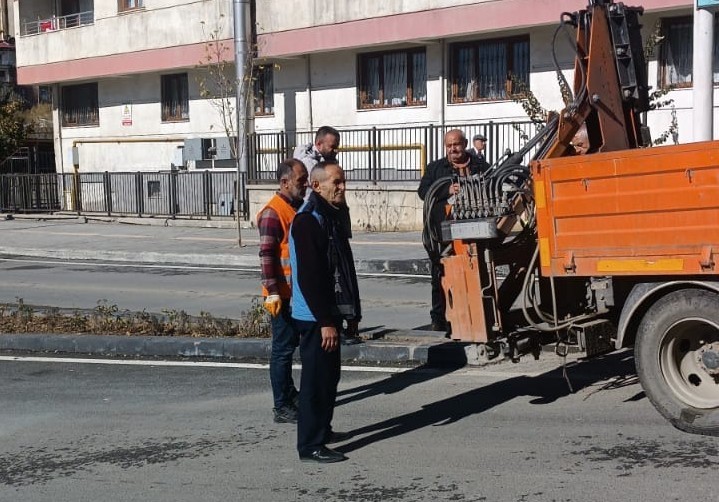 Hakkari’de şehir içi trafik levhaları takıldı
