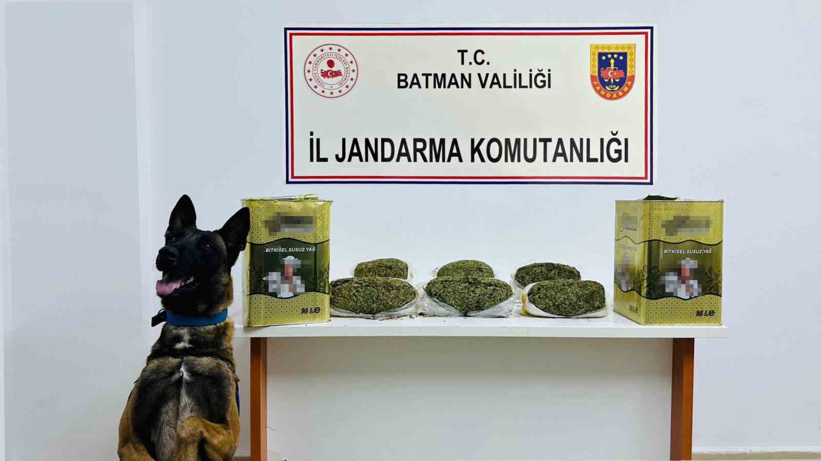 Batman’da yağ tenekeleri içinde 5 kilo 800 gram kubar esrar ele geçirildi
