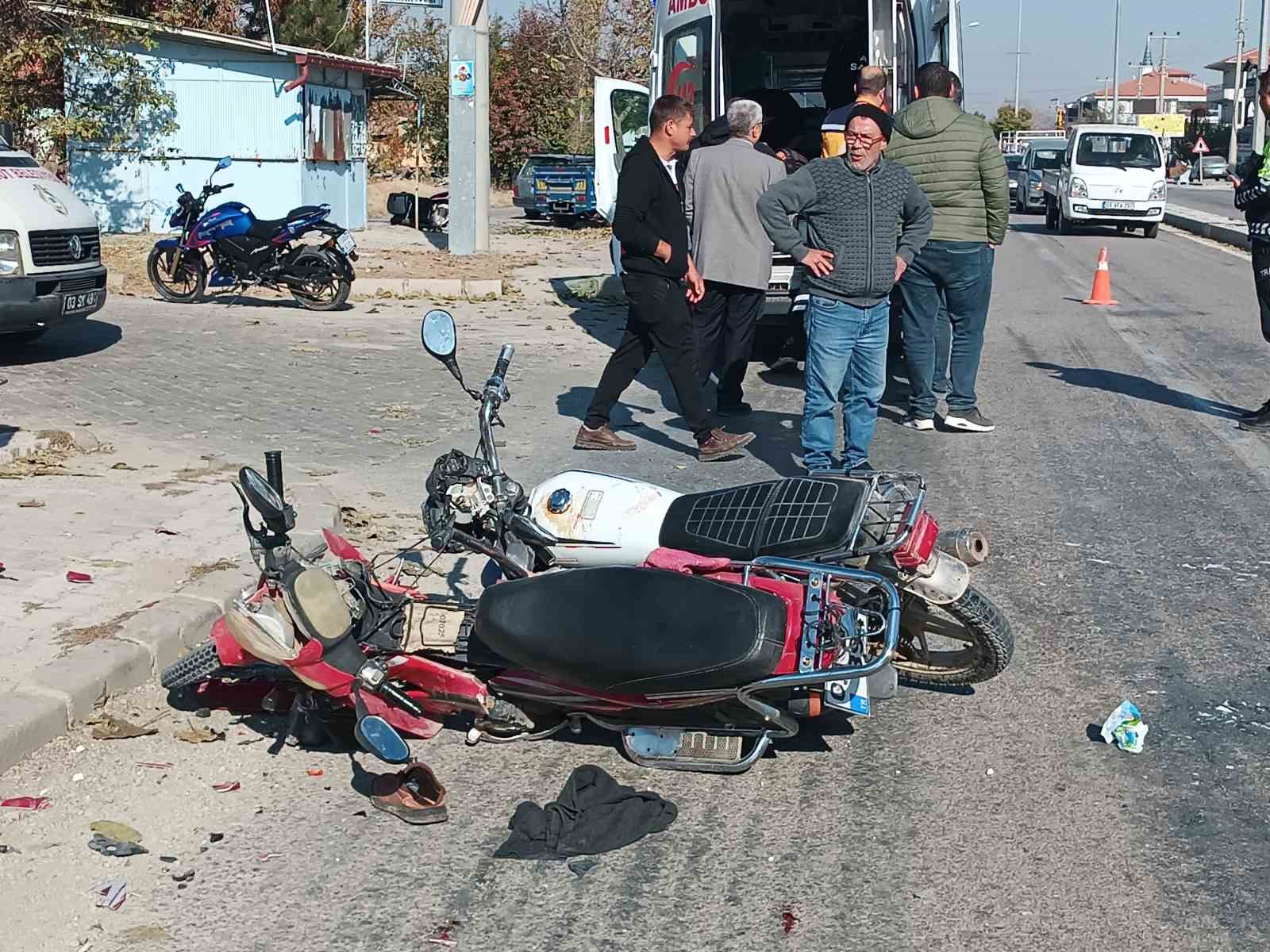 2 motosikletin çarpıştığı kazada sürücüler ağır yaralandı
