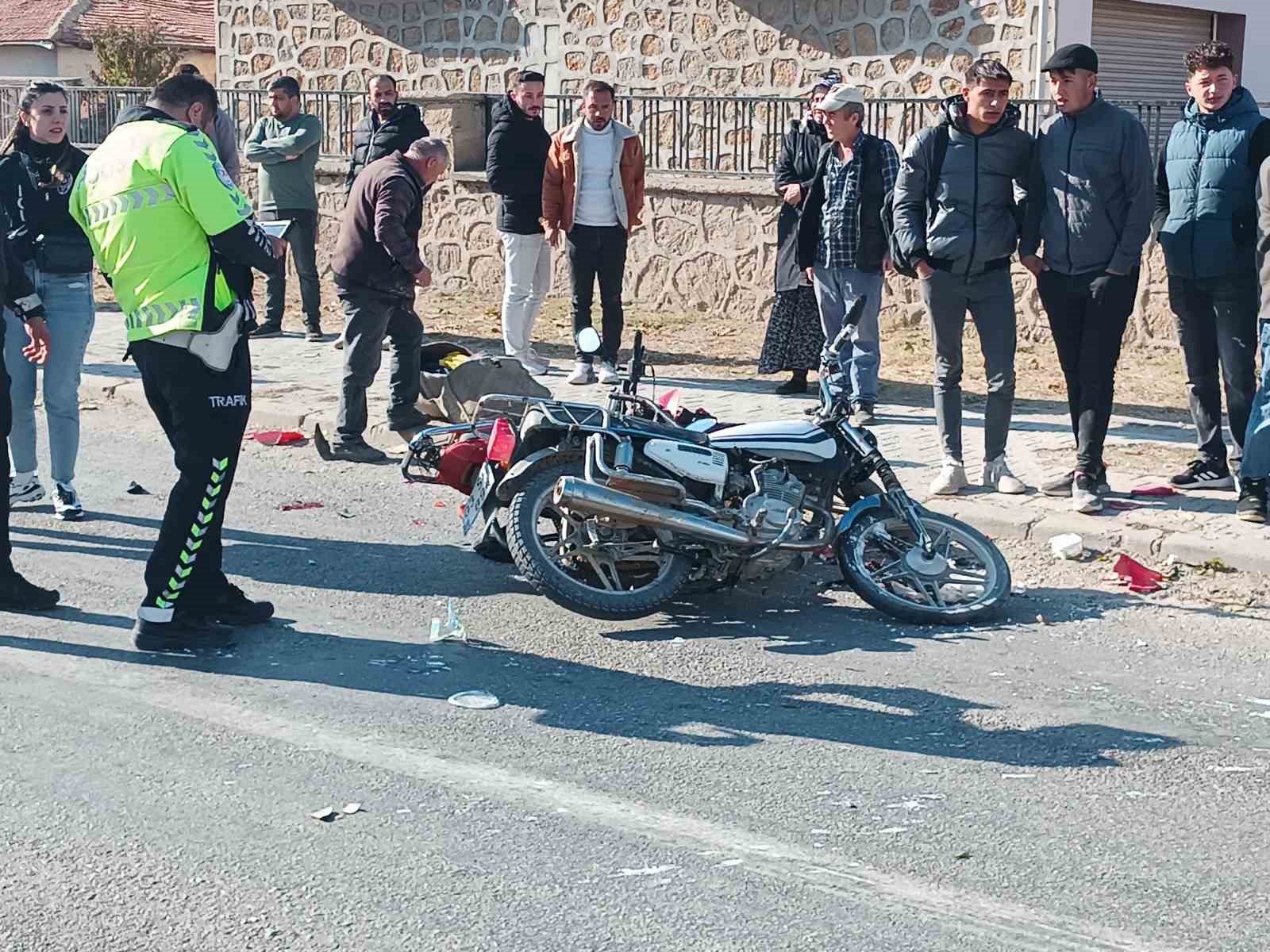 2 motosikletin çarpıştığı kazada sürücüler ağır yaralandı
