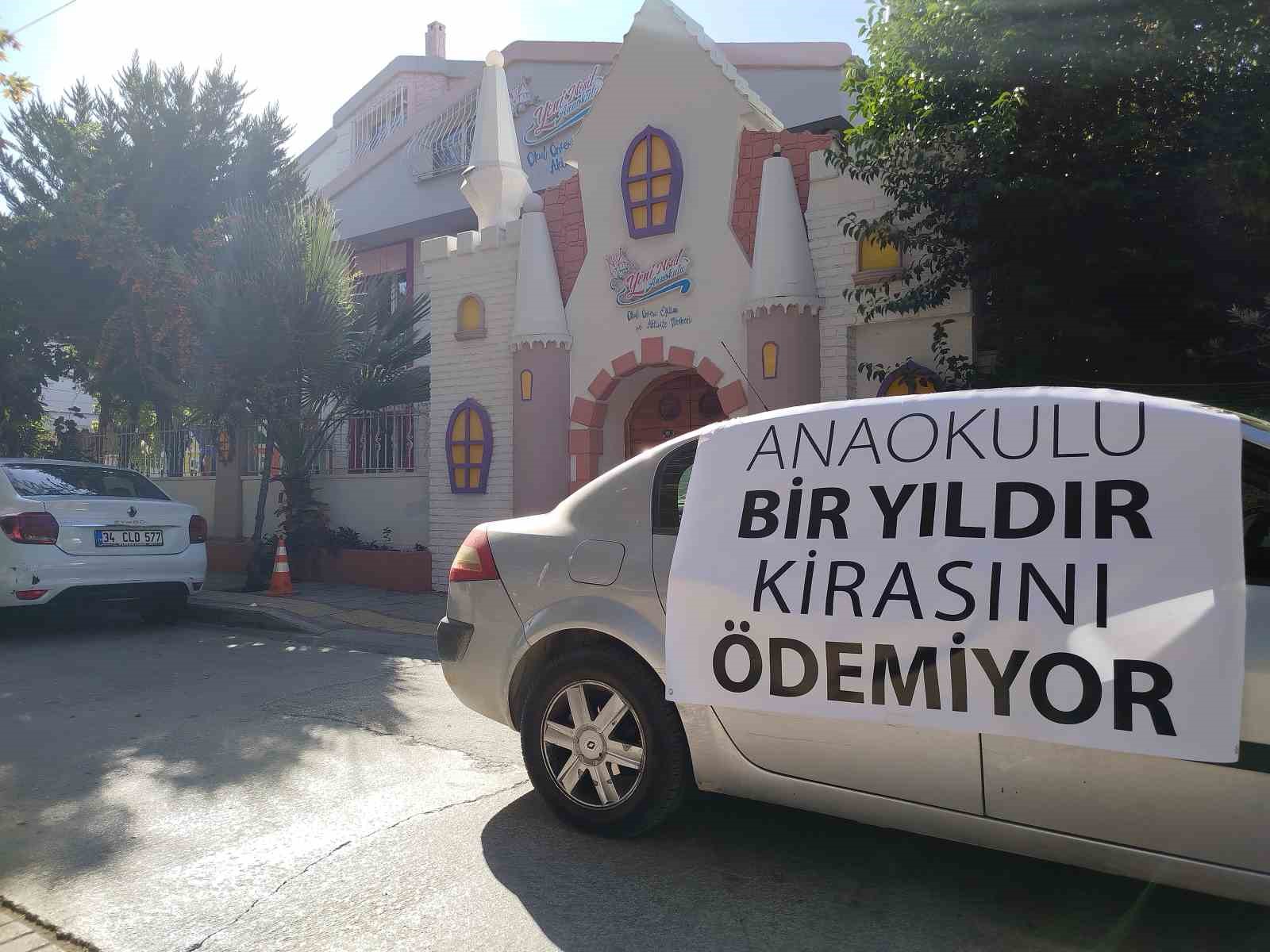 İzmir’de anaokulu önünde şaşırtan pankart
