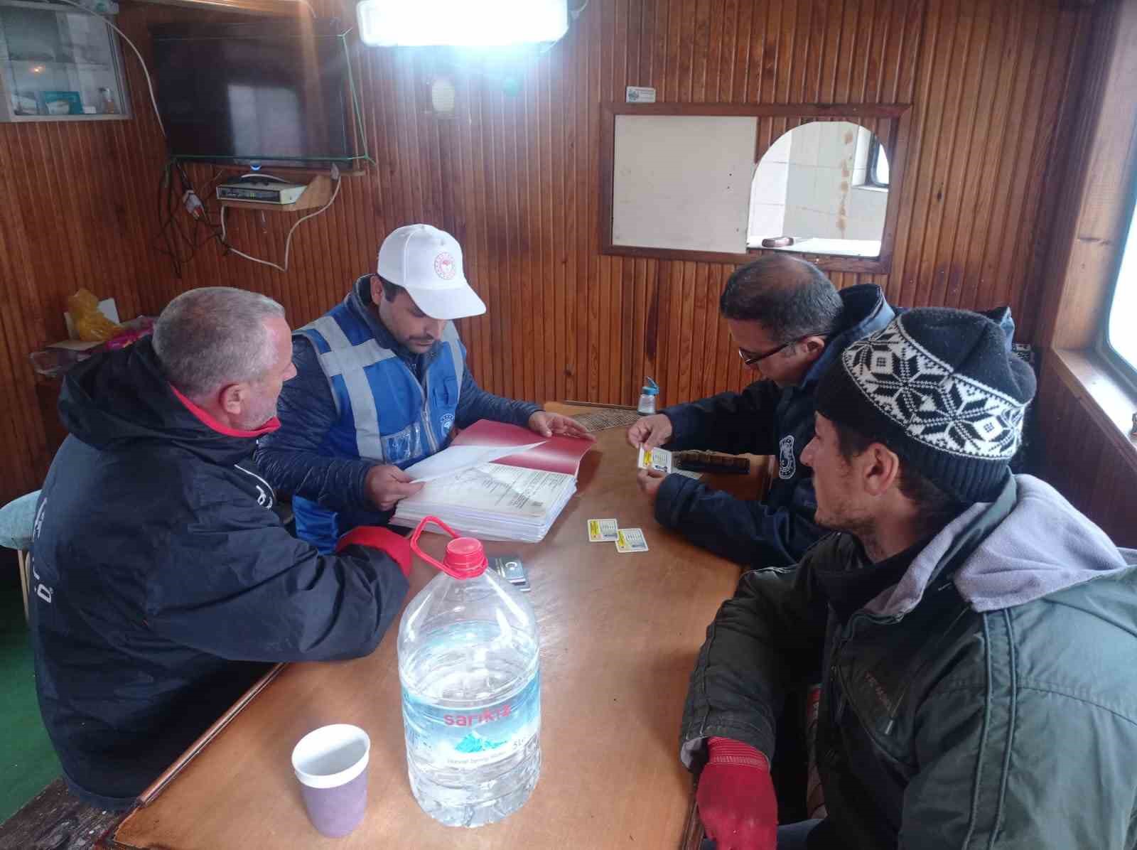 İstanbul’da yasadışı küçük boy balık nakli yapanlara ceza yağdı
