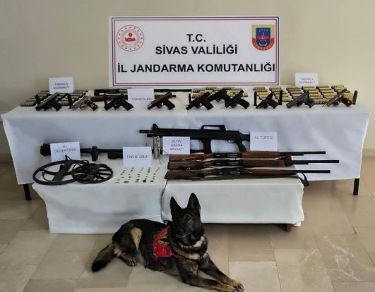 Sivas’ta jandarma operasyonu, 12 kişi gözaltına alındı
