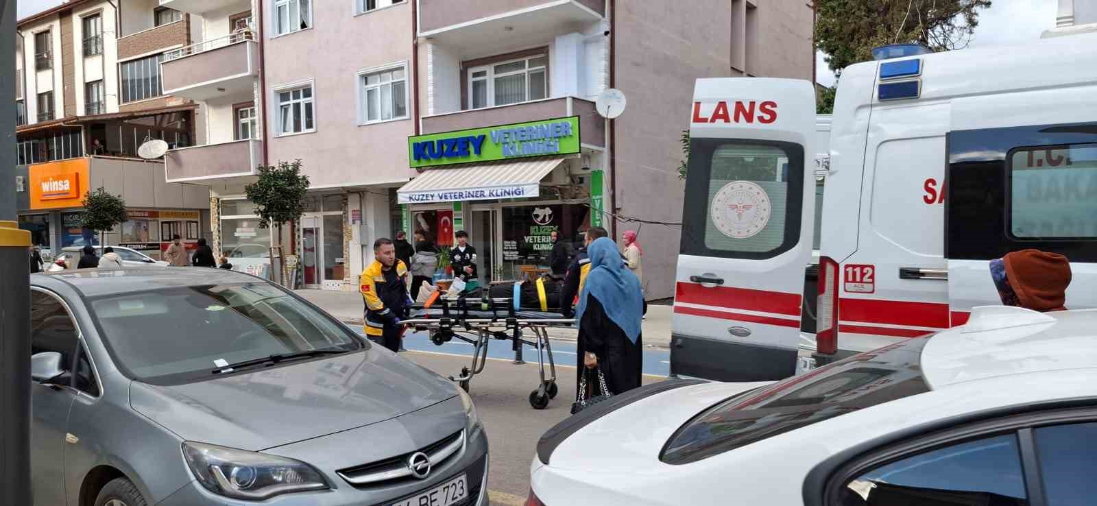 Lastiği patlayarak kontrolden çıkan motosiklet kadına çarptı: 2 yaralı
