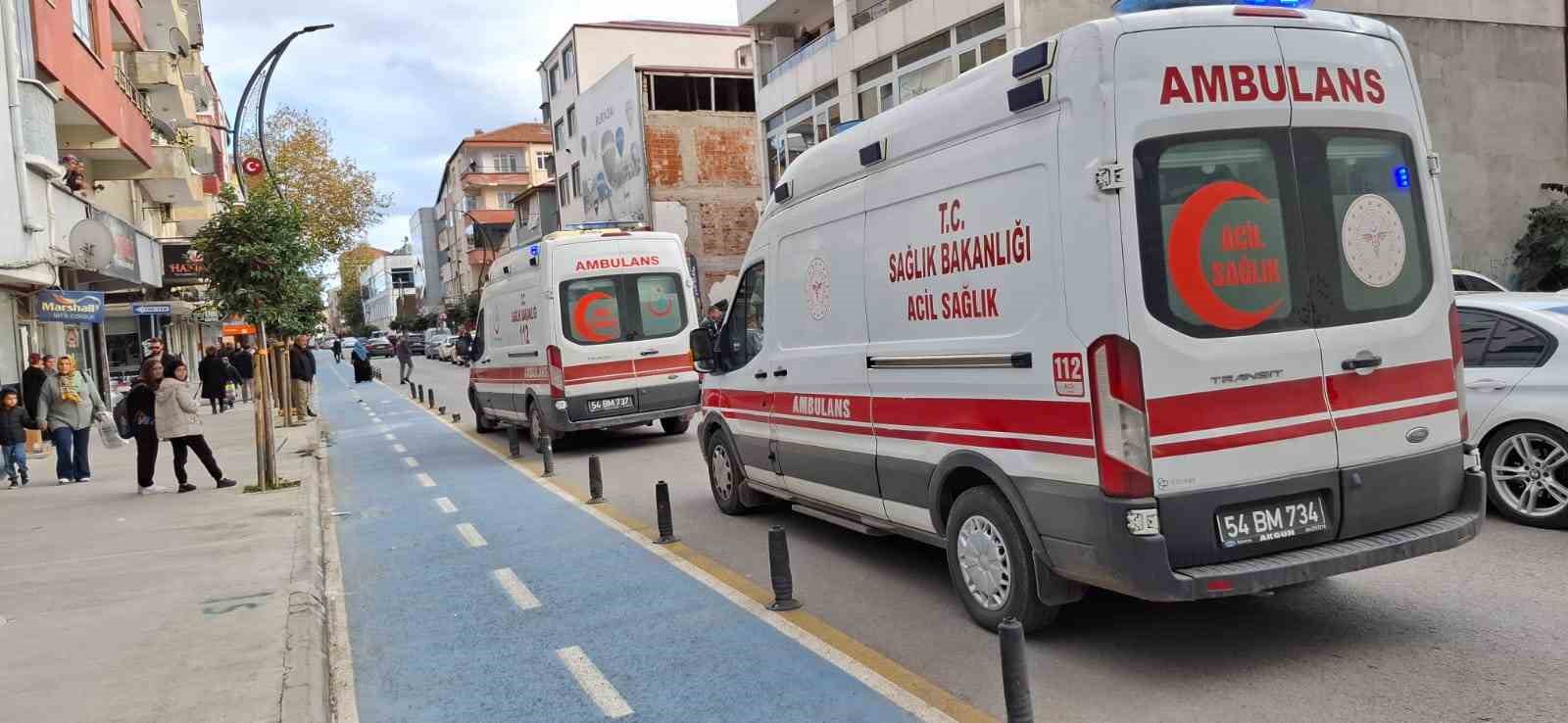 Lastiği patlayarak kontrolden çıkan motosiklet kadına çarptı: 2 yaralı
