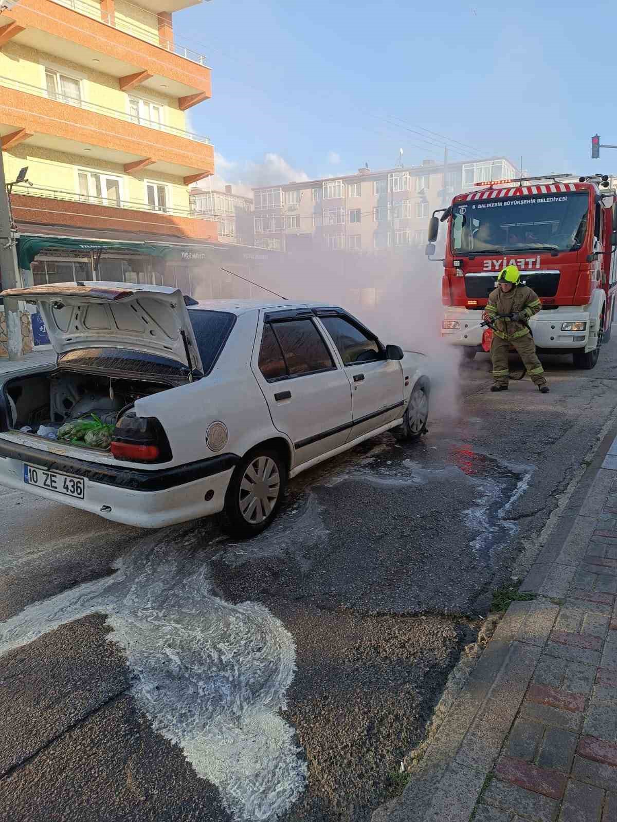 Trafik ışıklarında bekleyen otomobil bir anda alev aldı
