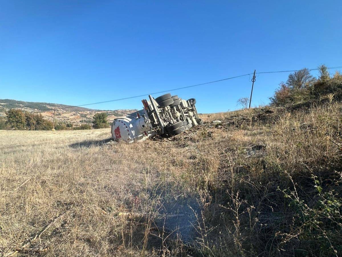 Freni boşalan beton mikseri yoldan çıktı: 1 yaralı
