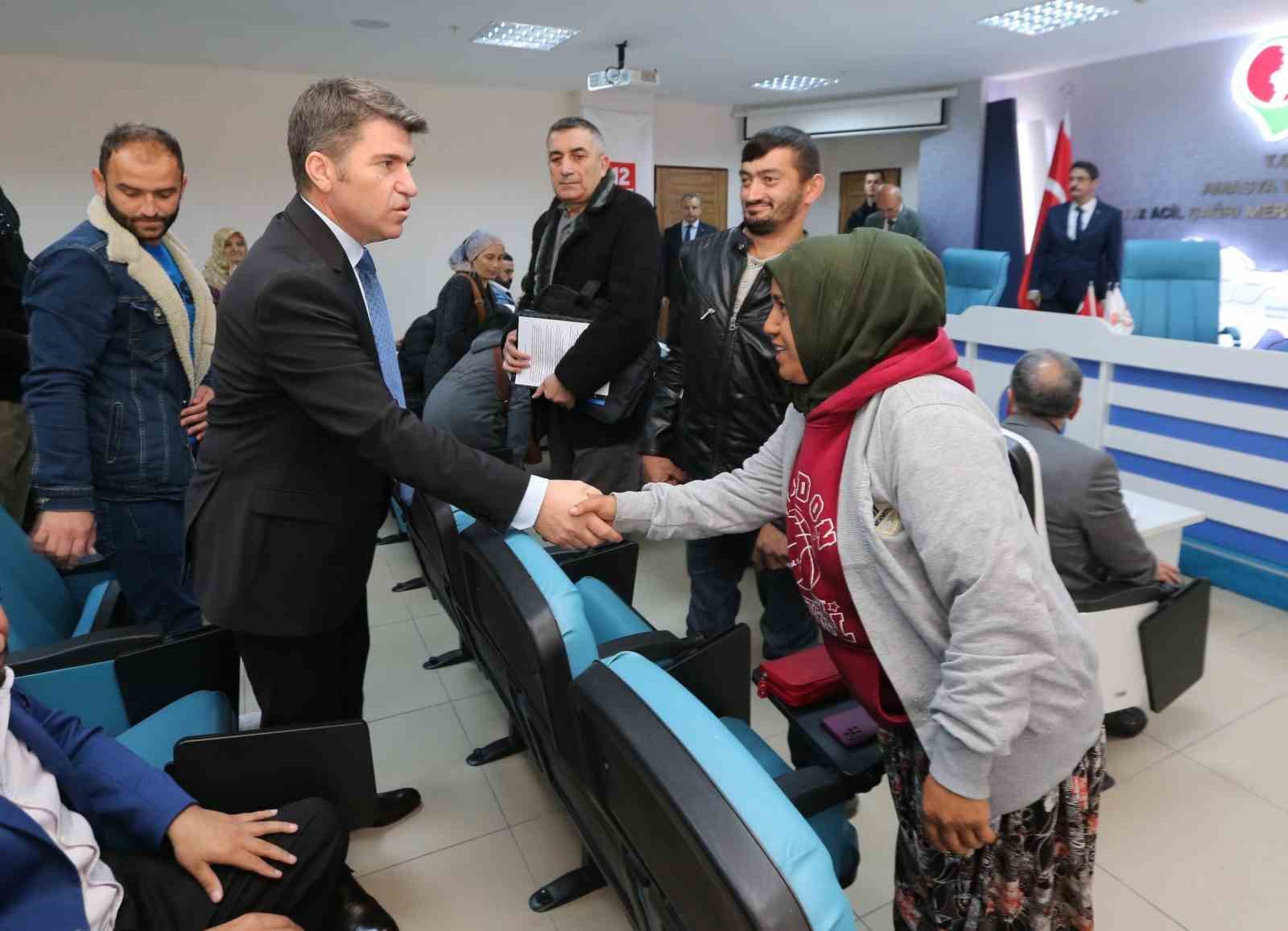 Küçük kız toplantıda Vali Bakan’a sarıldı: “İnsanı yaşat ki devlet yaşasın”
