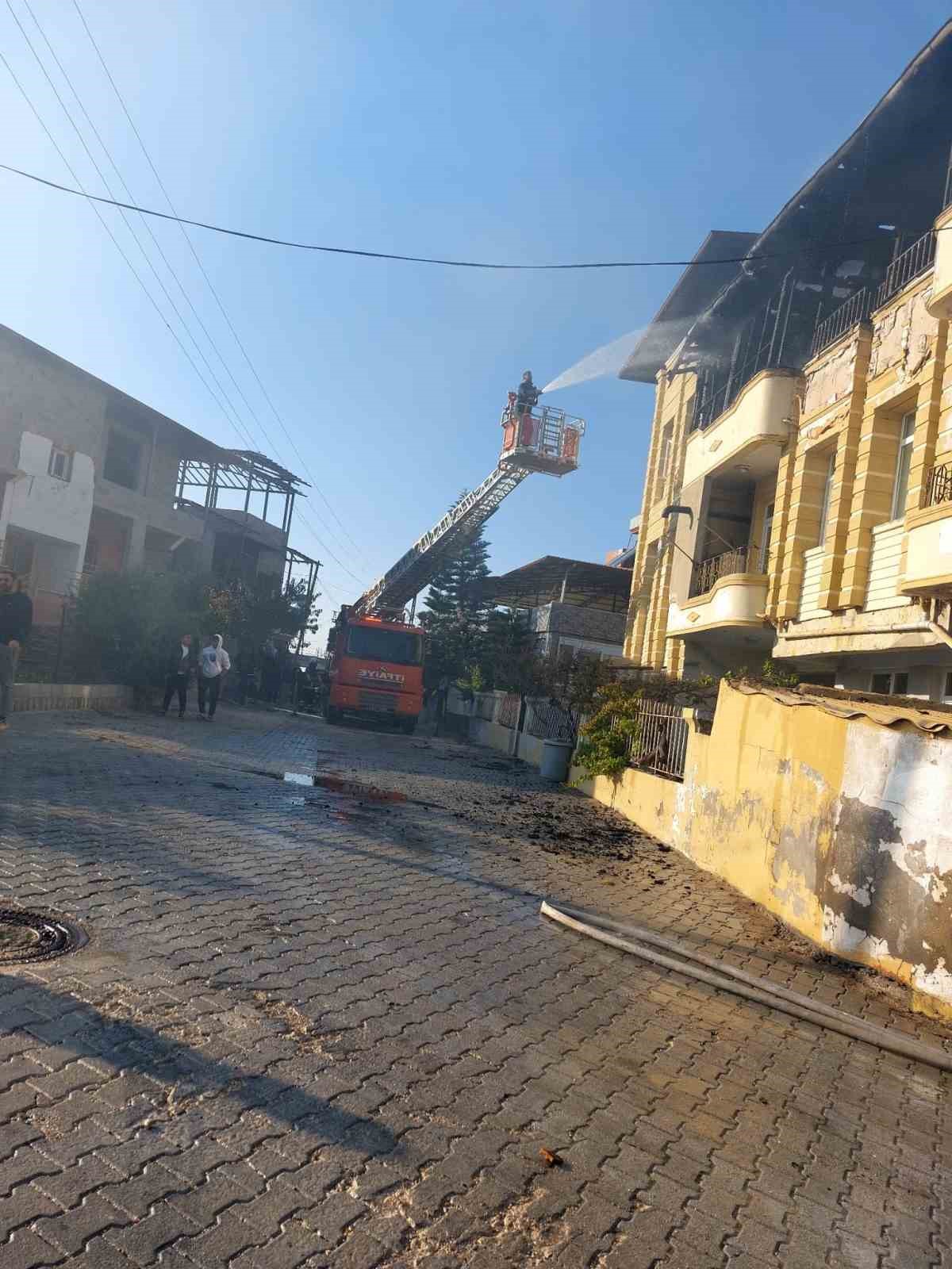 Samandağ’da yanan evde mahsur kalan 3 kişiyi itfaiye kurtarıldı
