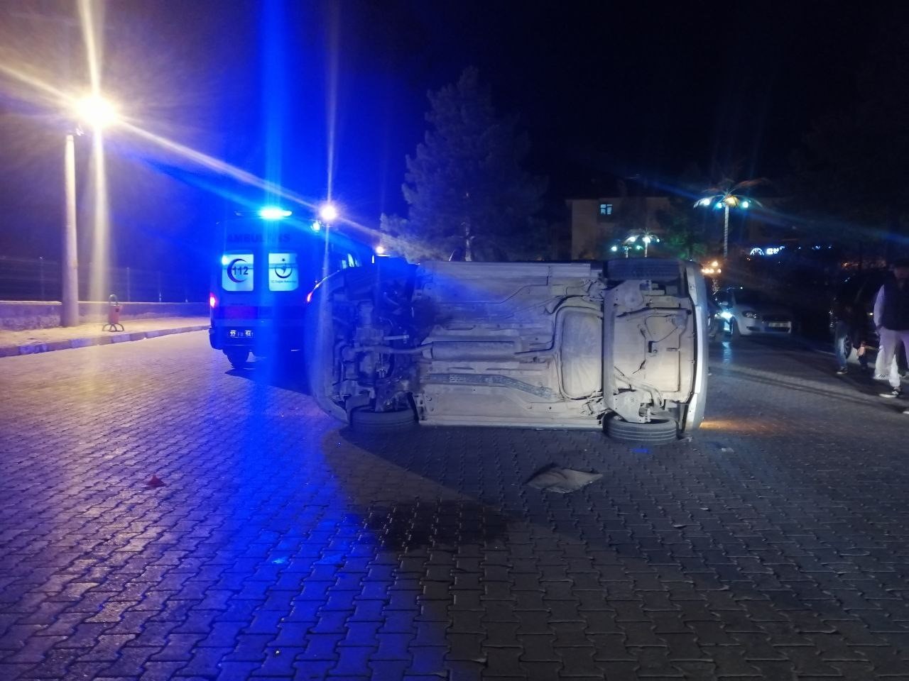 Isparta’da kontrolden çıkan otomobil yan yattı: 2 yaralı
