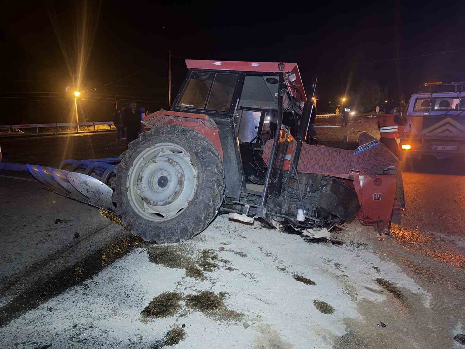 Tokat’ta otomobil traktöre çarptı: 5 yaralı
