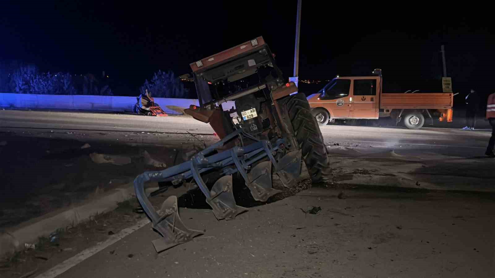 Tokat’ta otomobil traktöre çarptı: 5 yaralı
