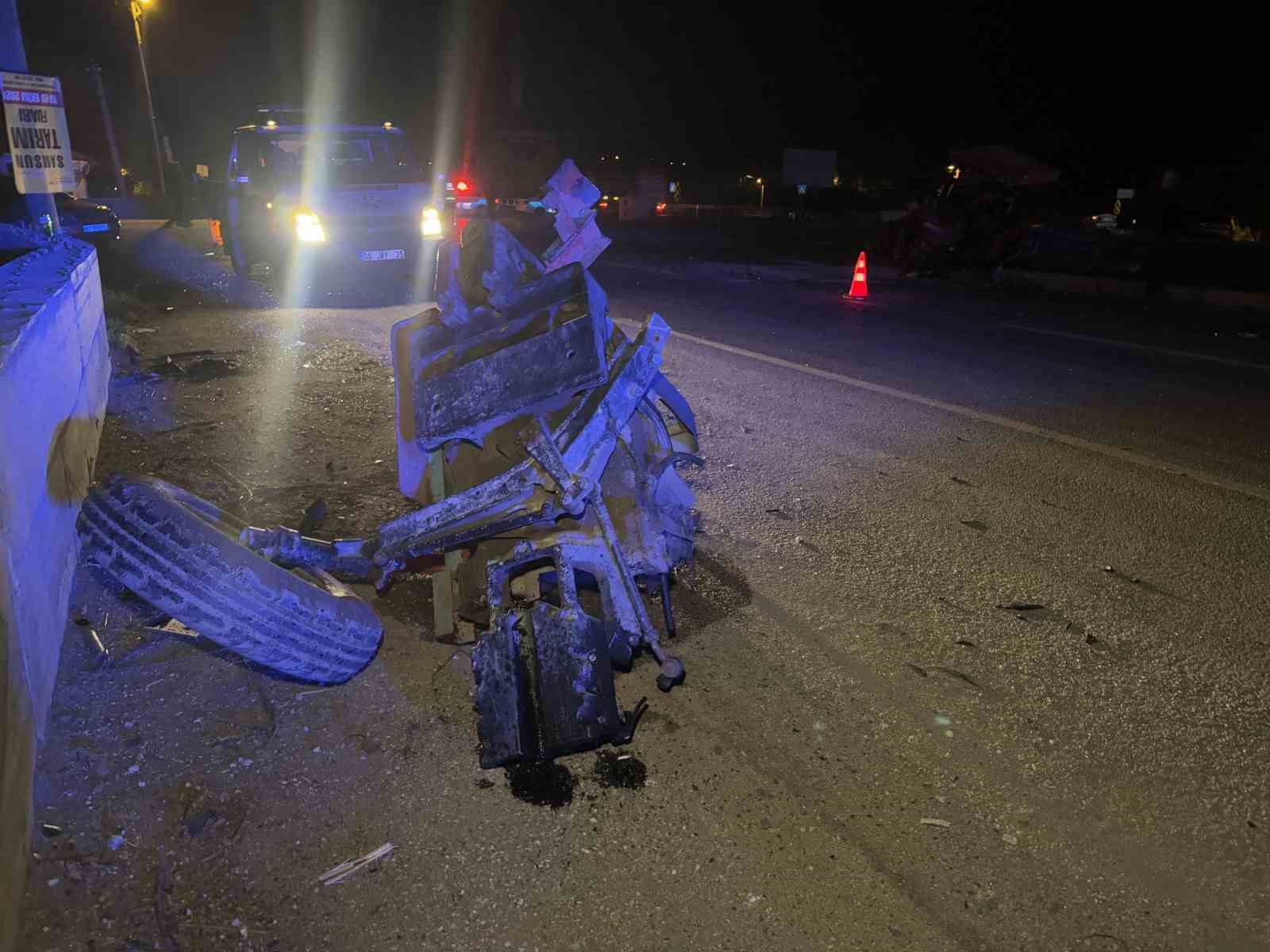 Tokat’ta otomobil traktöre çarptı: 5 yaralı
