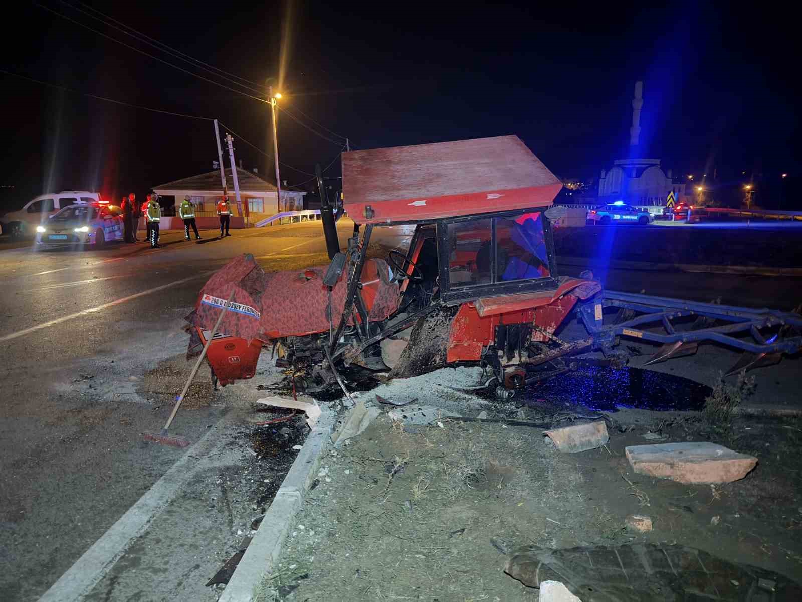 Tokat’ta otomobil traktöre çarptı: 5 yaralı
