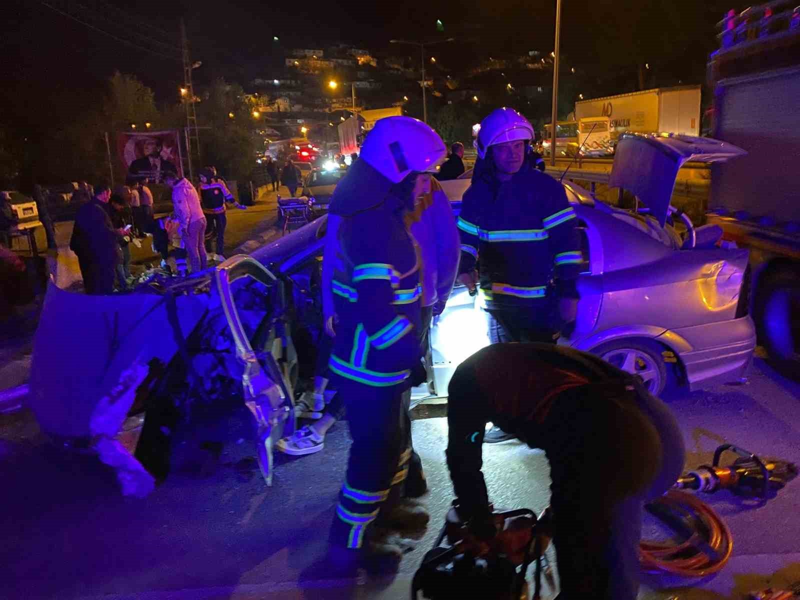 Amasya’da kontrolden çıkan otomobil duvara çarptı: 3 yaralı
