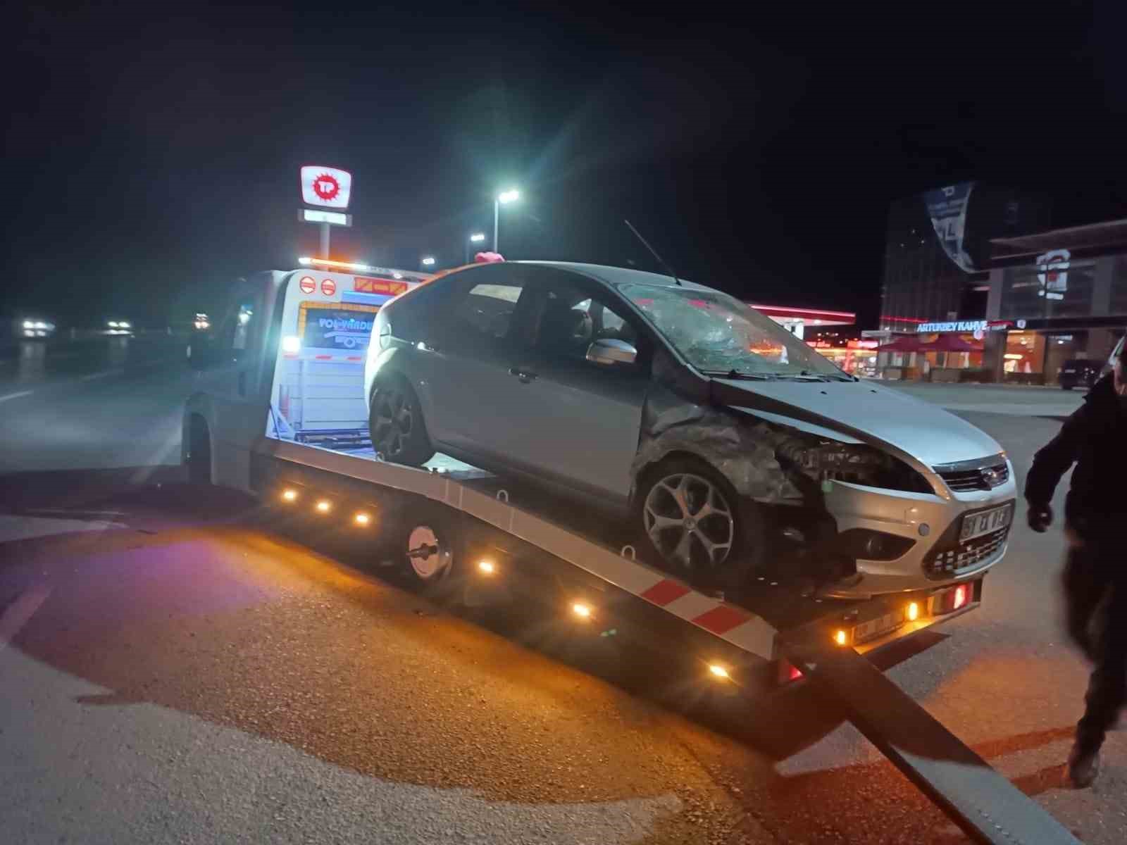 Polis noktasından kaçan otomobil başka bir araca çarptı
