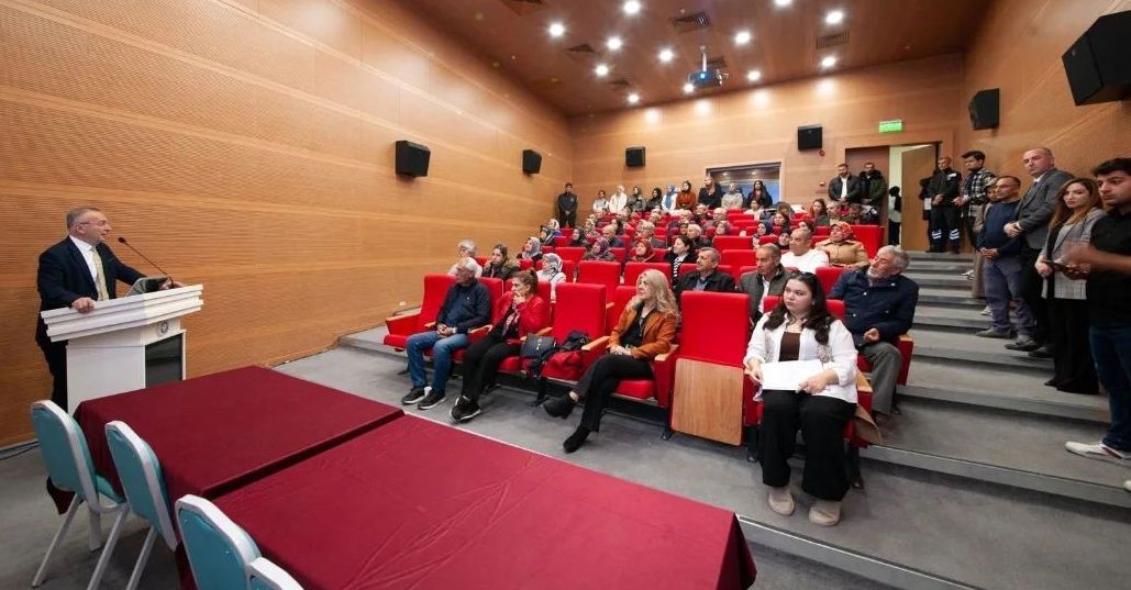 60+ Tazelenme Üniversitesi öğrencilerine oryantasyon eğitimi
