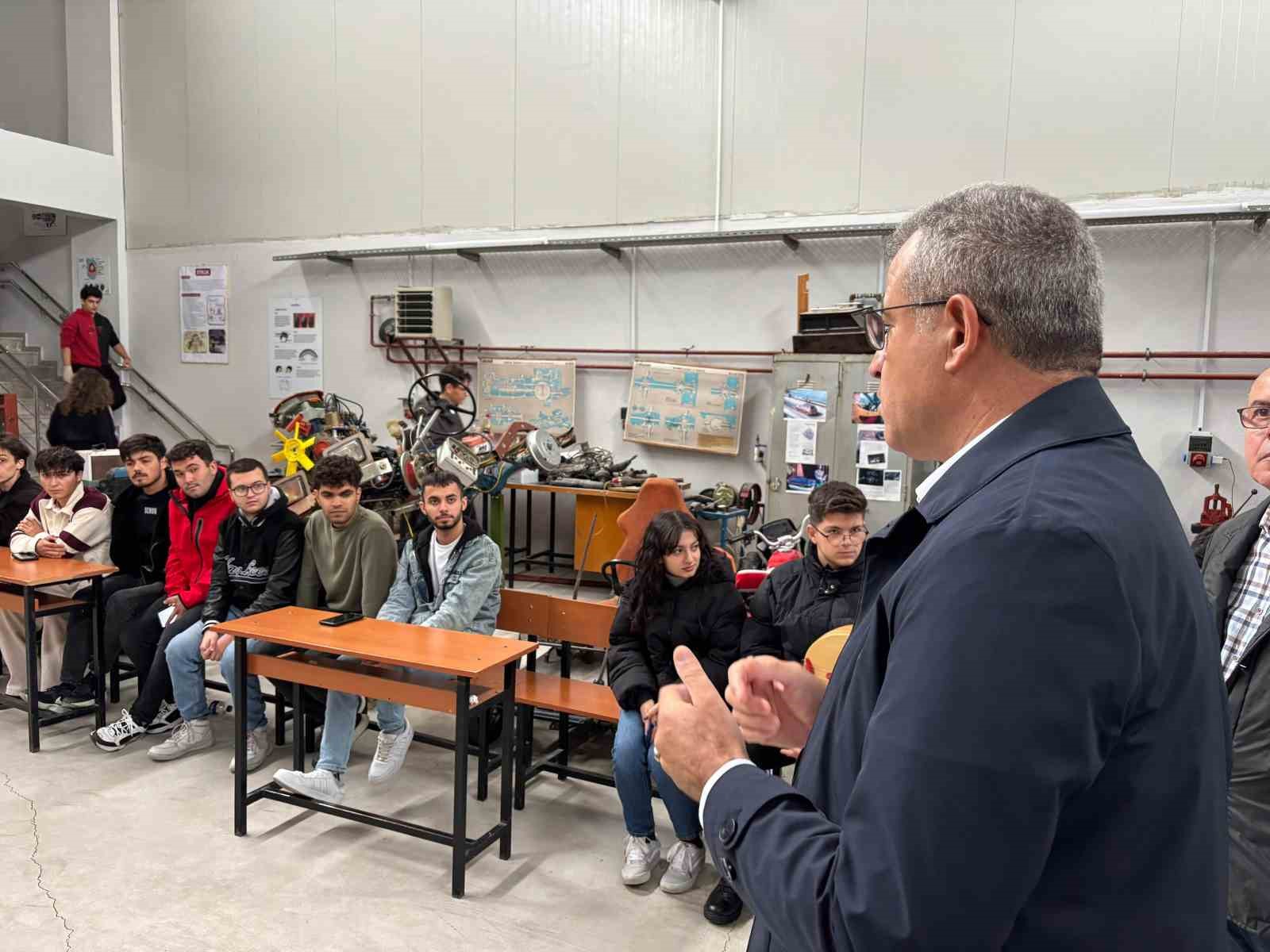 Başkan Elbi, otomotiv öğrencileri ile bir araya geldi
