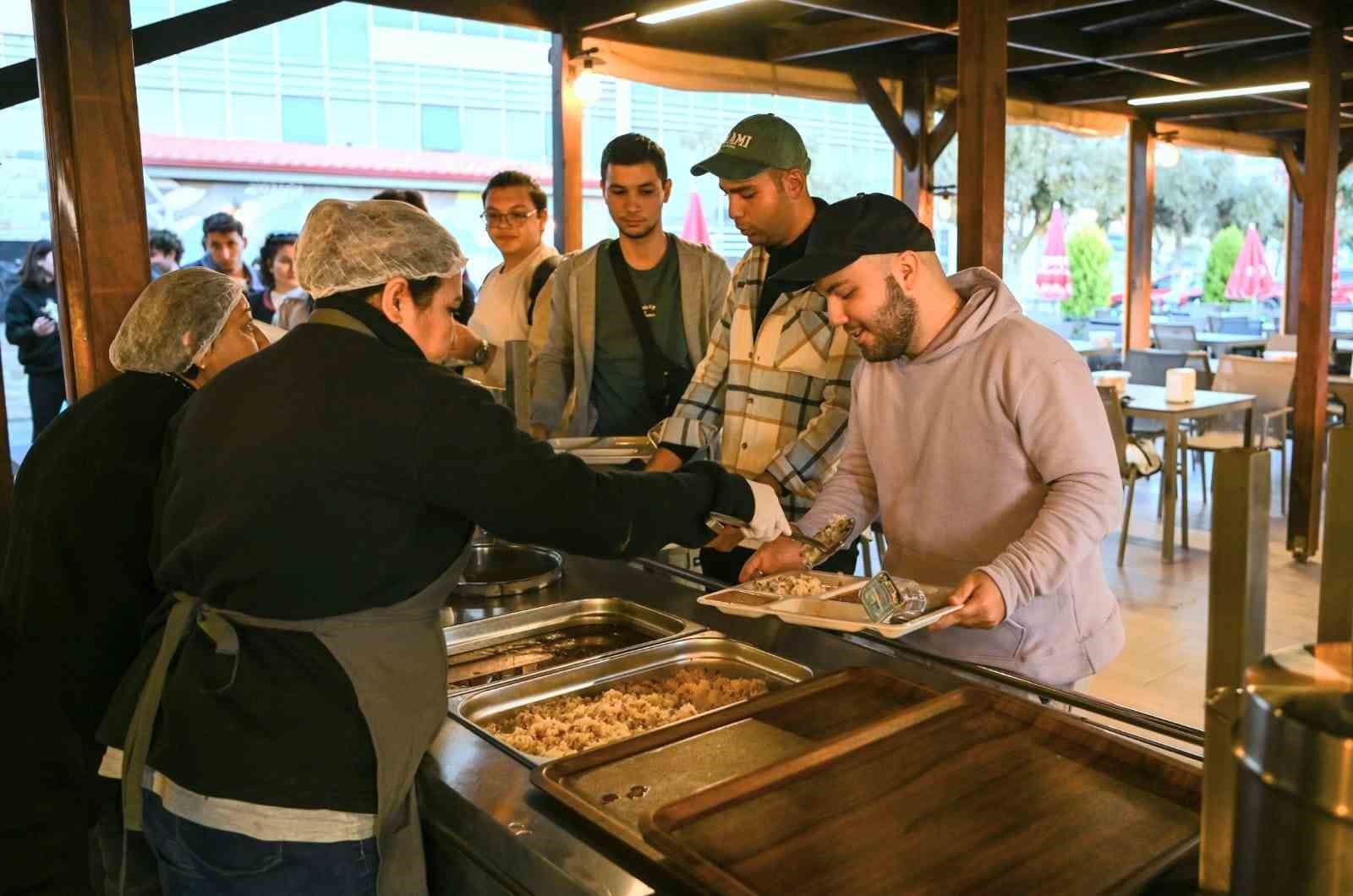 Kuşadası’nda üniversitelilerin yüzünü güldüren hizmet başladı
