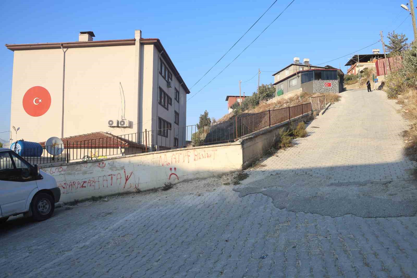 Antakya’da vatandaşlar sık sık kazaların yaşandığı sokak için çözüm bekliyor
