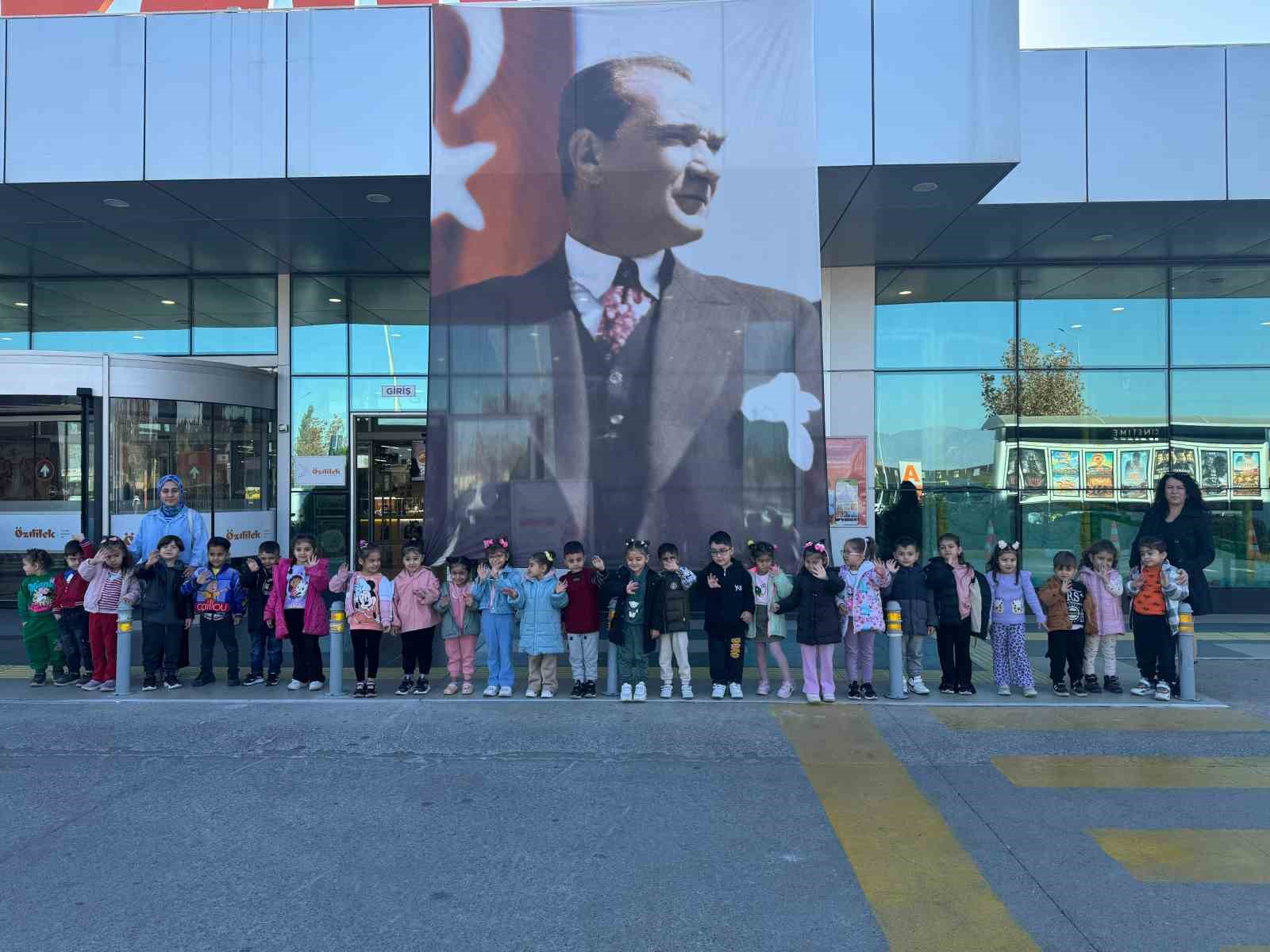 Turgutlu Belediyesi ÇKSM öğrencileri ’Mustafa’ filmini izledi
