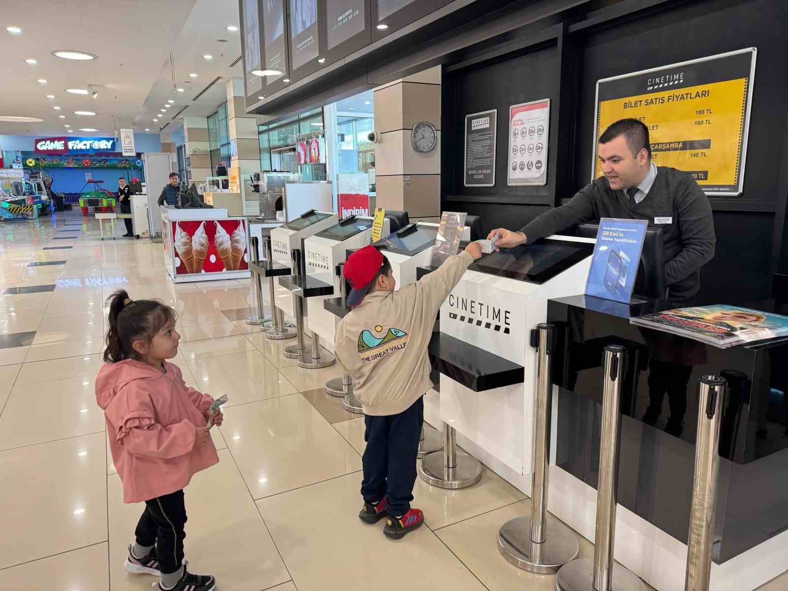 Turgutlu Belediyesi ÇKSM öğrencileri ’Mustafa’ filmini izledi
