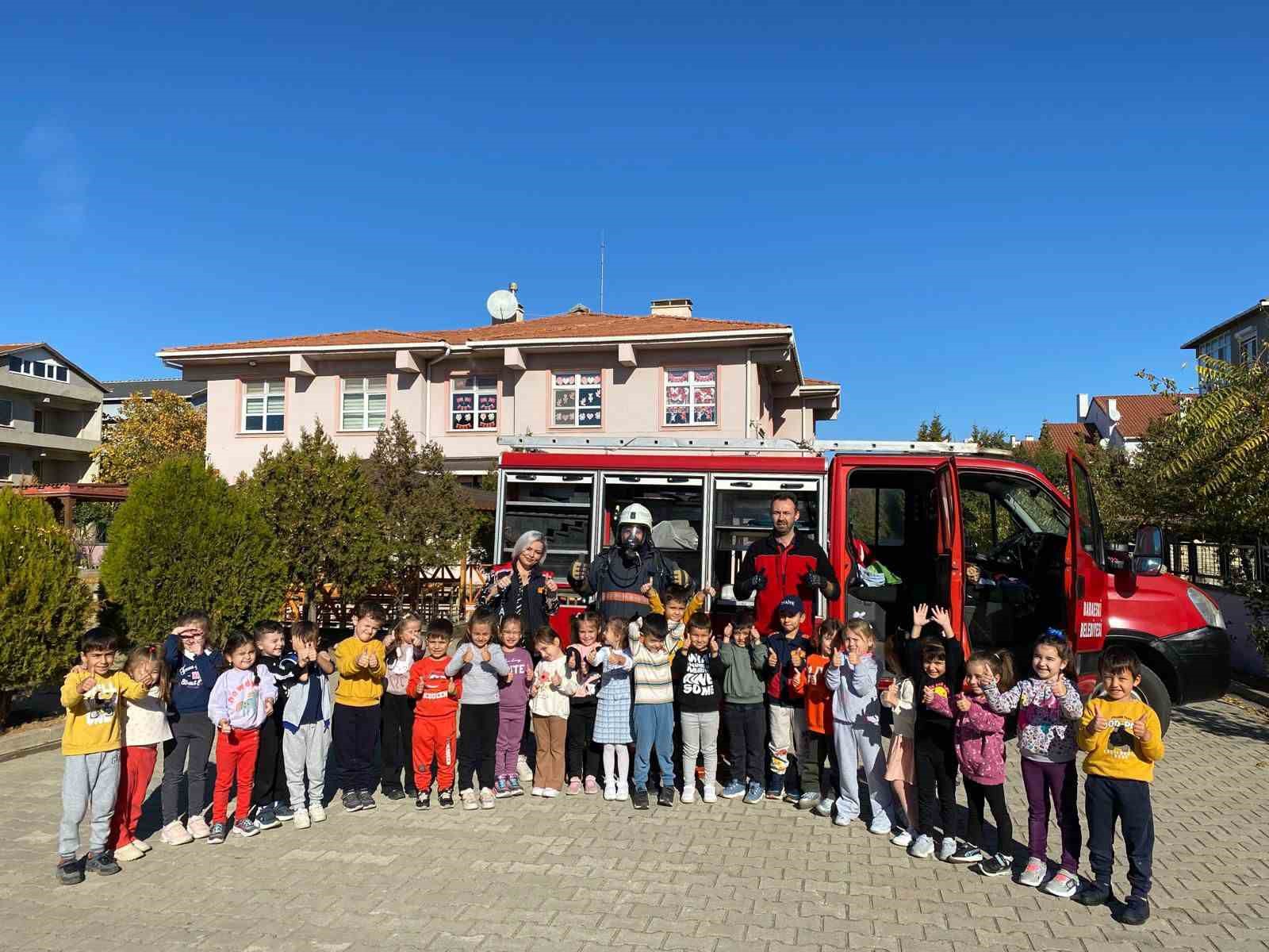 Babaeski’de anaokulu öğrencilerine itfaiye araçları ve malzemeleri tanıtıldı
