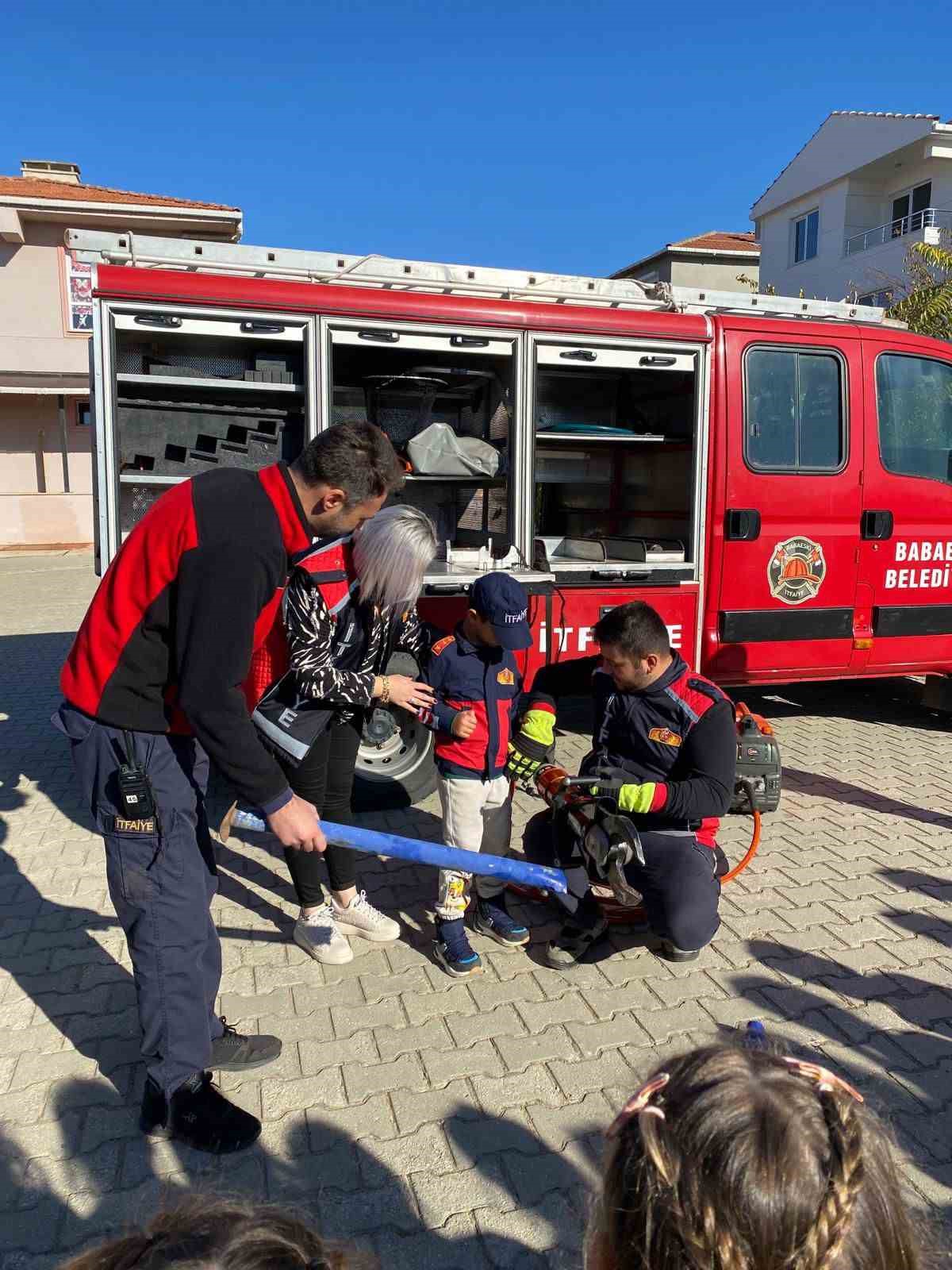 Babaeski’de anaokulu öğrencilerine itfaiye araçları ve malzemeleri tanıtıldı
