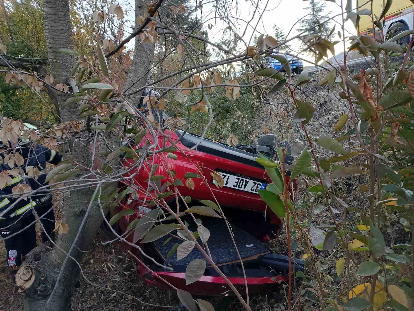 Isparta’da şarampole yuvarlanıp takla atan araçtan yaralanmadan çıktılar
