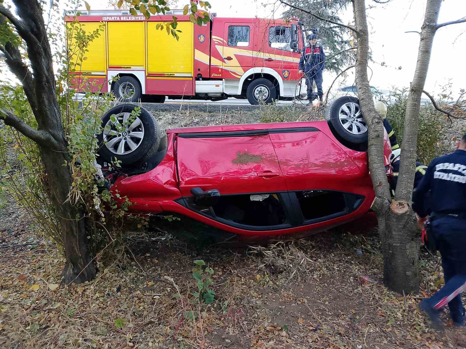 Isparta’da şarampole yuvarlanıp takla atan araçtan yaralanmadan çıktılar
