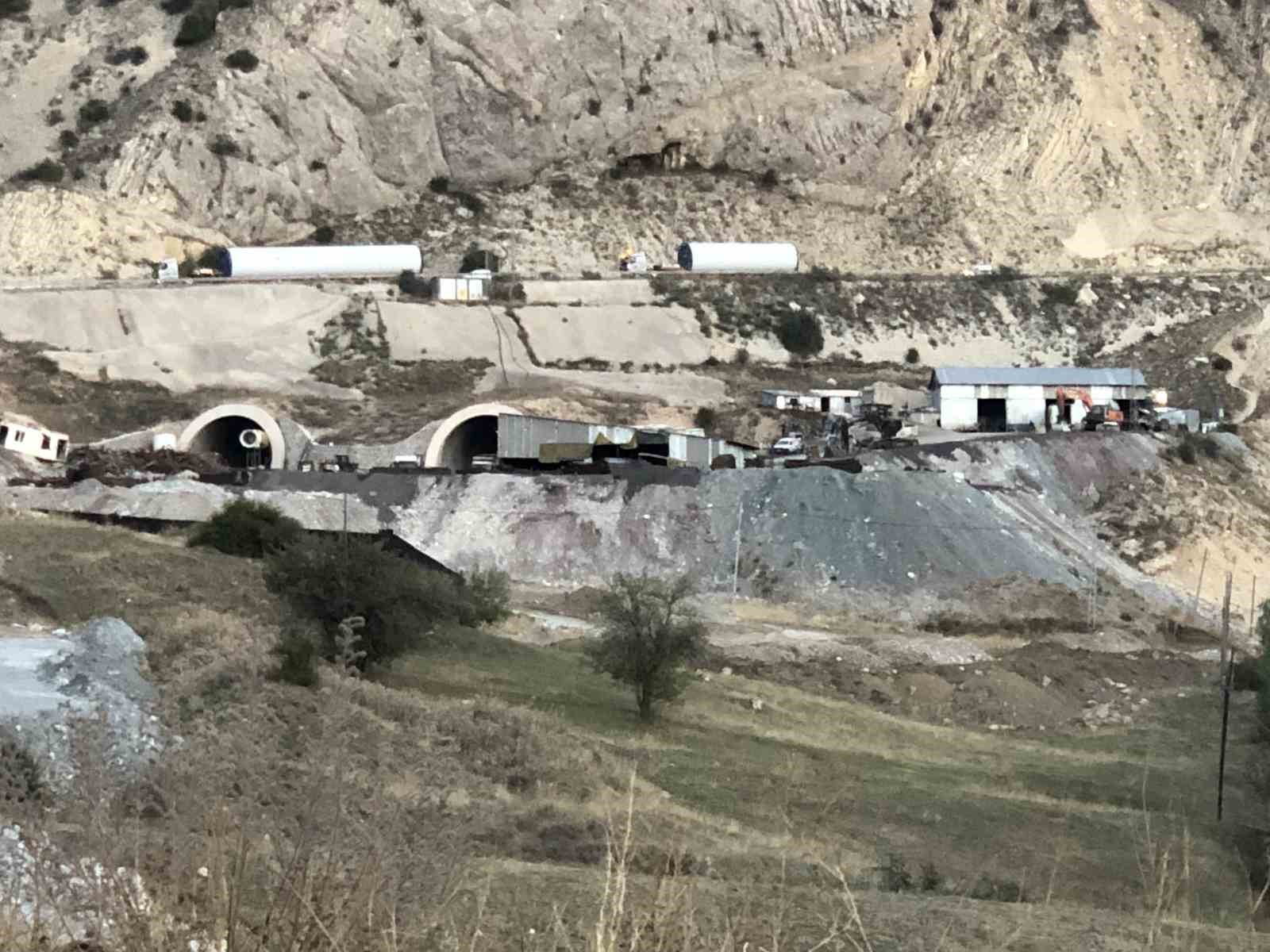 Yapım işi Bayburt Group tarafından sürdürülen ve 12 yıldır bitmeyen tünelden sürücüler umudunu kesti
