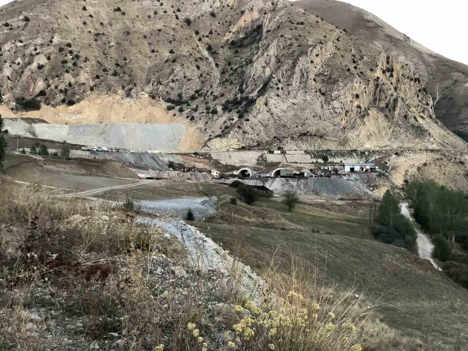 Yapım işi Bayburt Group tarafından sürdürülen ve 12 yıldır bitmeyen tünelden sürücüler umudunu kesti
