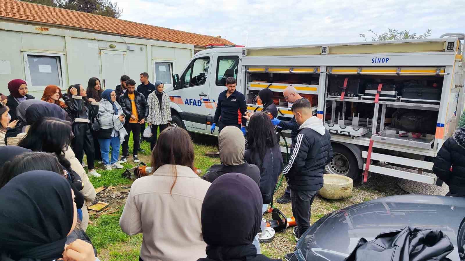 Öğrenciler afet ve acil durumlar hakkında bilgilendirildi
