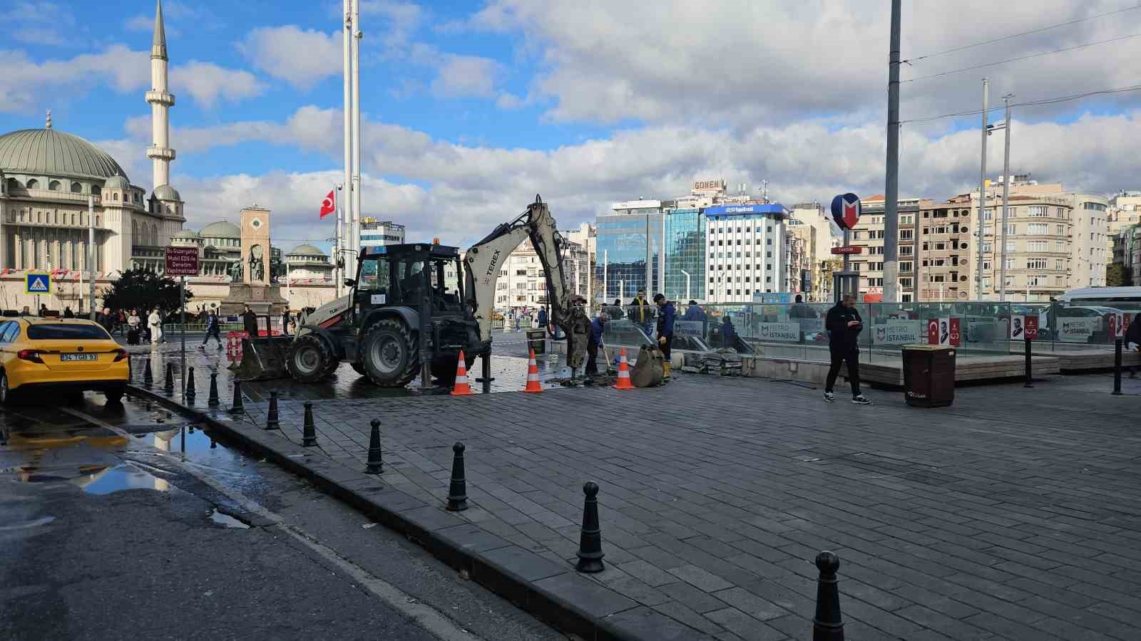 Taksim’i su bastı, vatandaşlar yürümekte güçlük çekti
