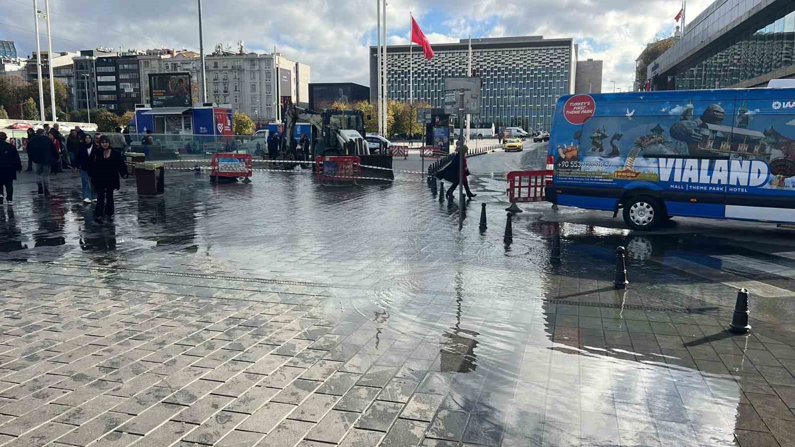 Taksim’i su bastı, vatandaşlar yürümekte güçlük çekti
