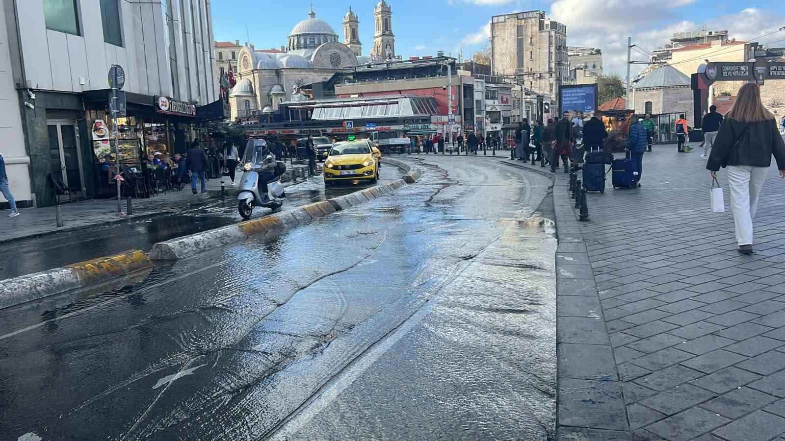 Taksim’i su bastı, vatandaşlar yürümekte güçlük çekti
