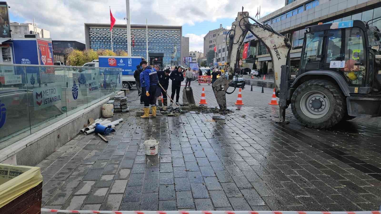 Taksim’i su bastı, vatandaşlar yürümekte güçlük çekti
