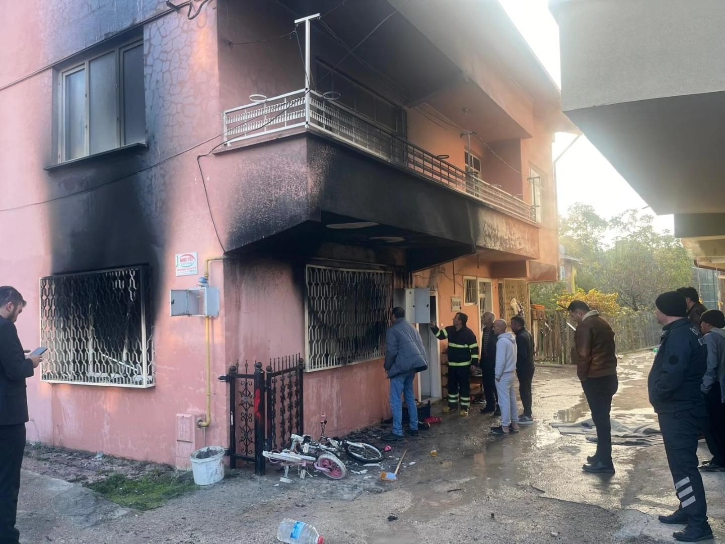 Tokat’ta yangında evde uyuyan baba ve 3 yaşındaki oğlu dumandan etkilendi
