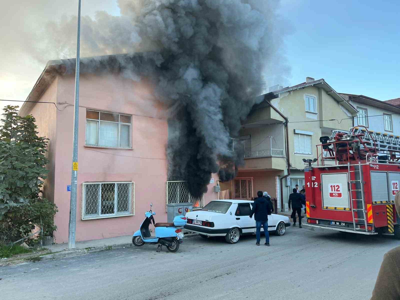 Tokat’ta yangında evde uyuyan baba ve 3 yaşındaki oğlu dumandan etkilendi
